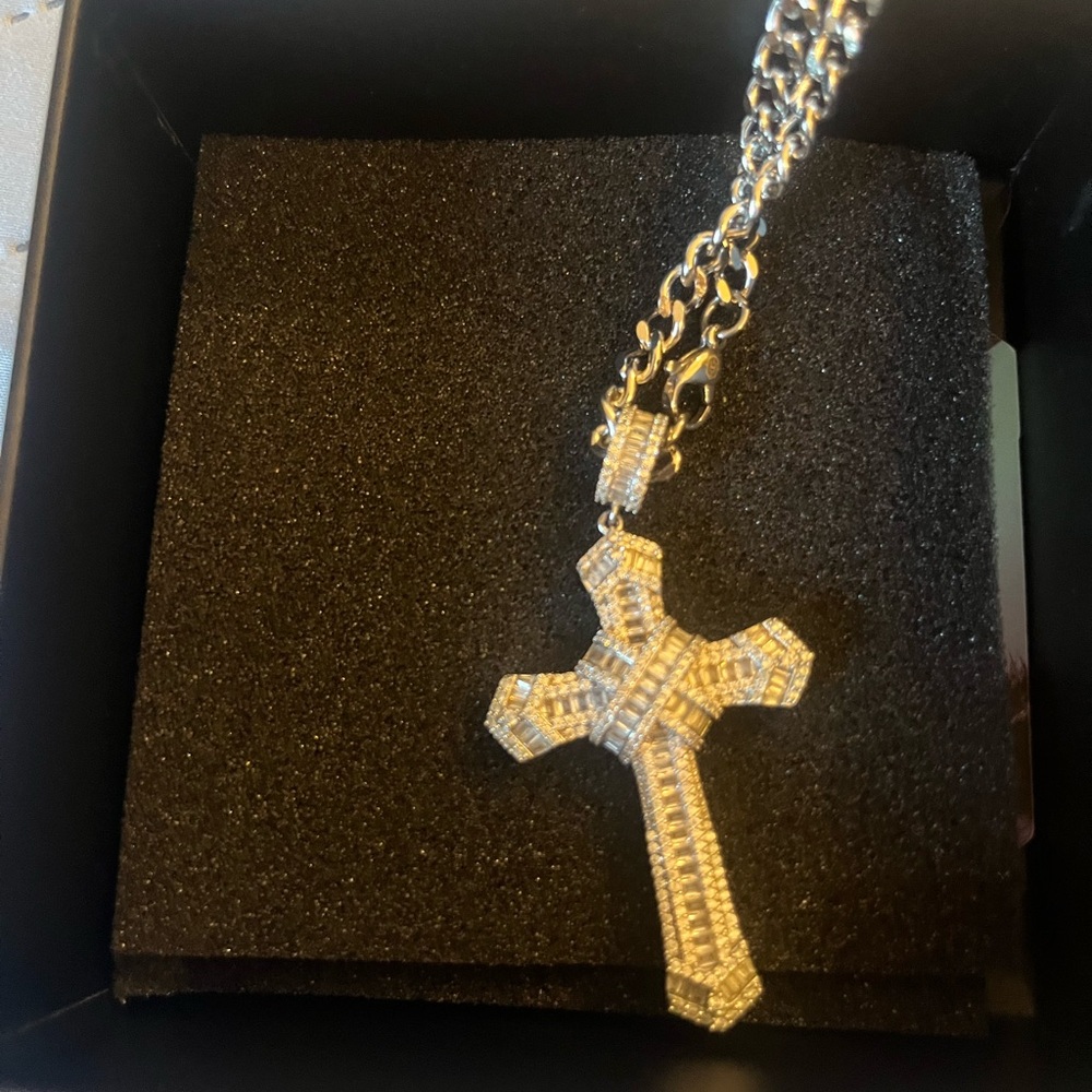 Beautiful & NEW .925 Silver Cross Pendant with Necklace. Bought in Rome, Italy